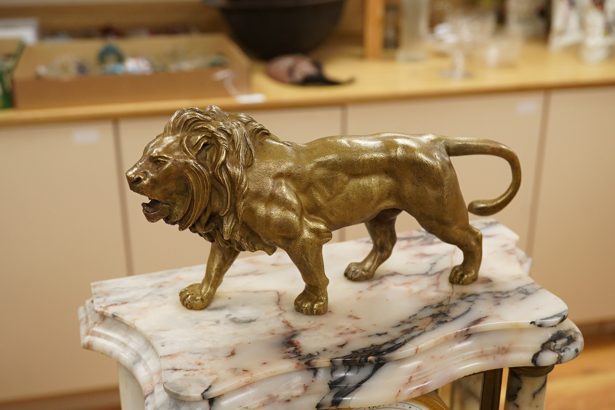 An early 20th century marble mantel clock with lion surmount, with pendulum, 39cm high